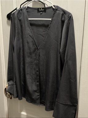 Lulu's Black V-Neck Button-Up Blouse